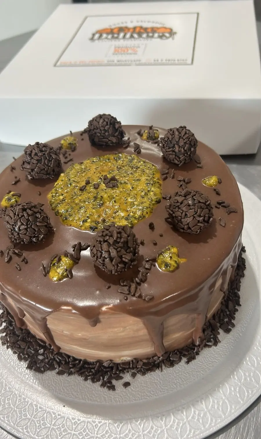 Bolo de chocolate com maracujá e brigadeiros