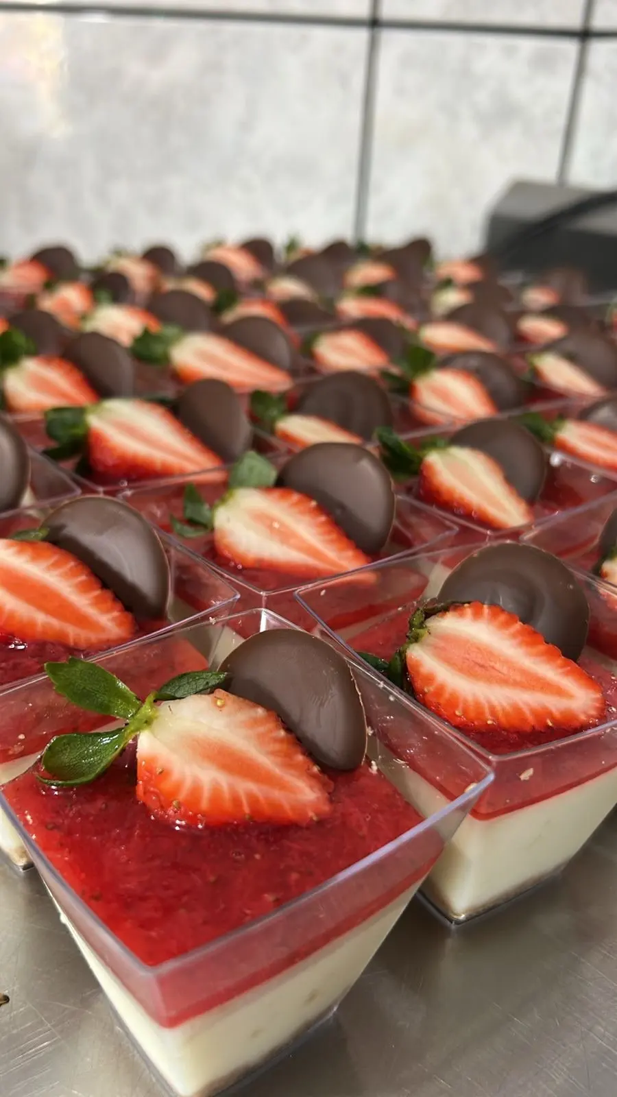 Cheesecakes de morango em copinhos